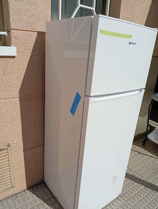 Frigorífico blanco nuevo