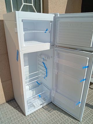 Frigorífico blanco nuevo