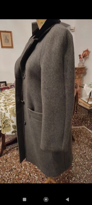 Cappotto grigio con collo in velluto