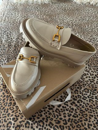 Zapatos mocasines beige con detalle dorado