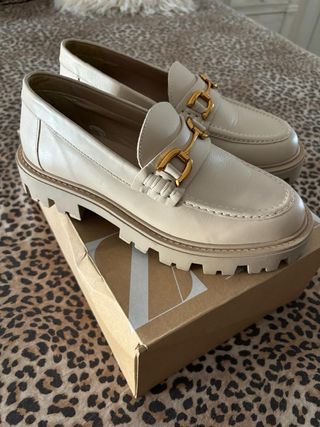 Zapatos mocasines beige con detalle dorado
