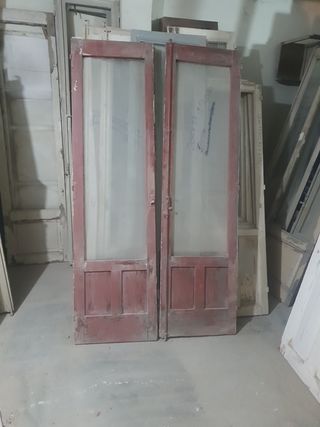 Puertas antiguas de madera con cristal