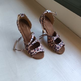 Zapatos de baile con estampado de leopardo