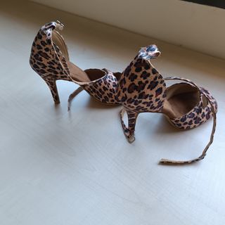 Zapatos de baile con estampado de leopardo