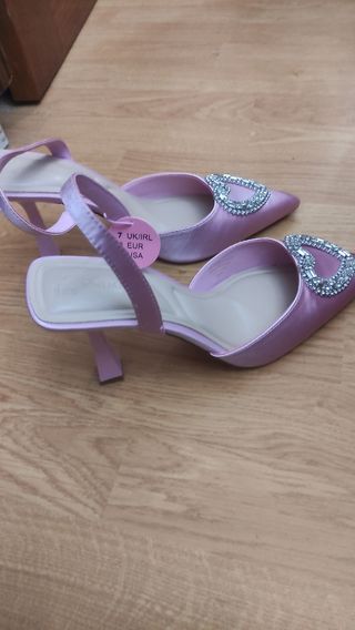 Zapatos de tacón rosa con pedrería