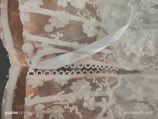 Vestido de boda blanco y dorado