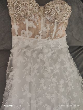 Vestido de boda blanco y dorado