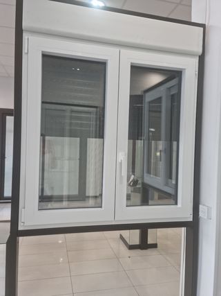 Ventana blanca por dentro y gris por fuera 
