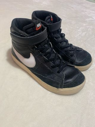 Zapatillas Nike Negras y Blancas 
