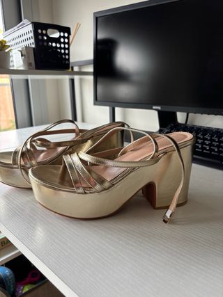 Sandalias doradas + bolso fiesta dorado