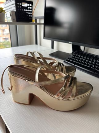 Sandalias doradas + bolso fiesta dorado