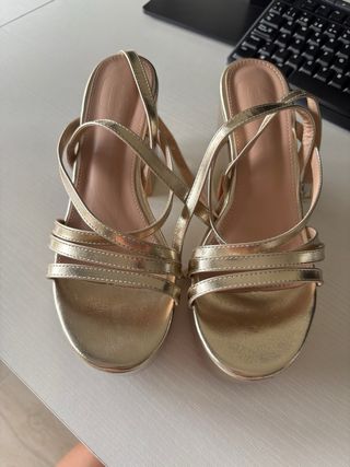 Sandalias doradas + bolso fiesta dorado
