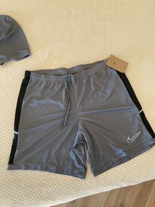 Conjunto deportivo Nike gris y blanco