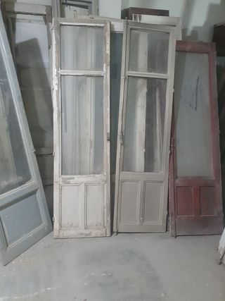 Puertas antiguas de madera y cristal