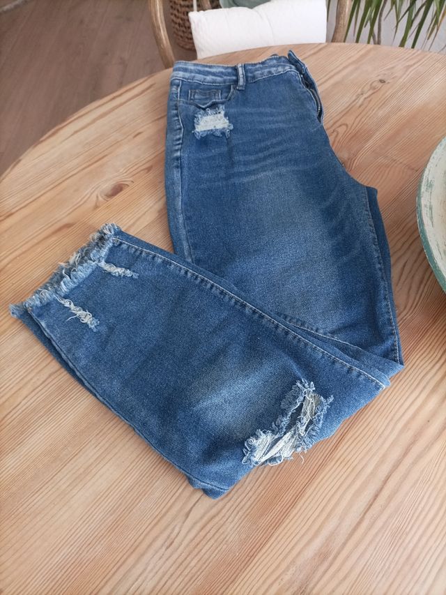 Jeans invecchiati mai indossati