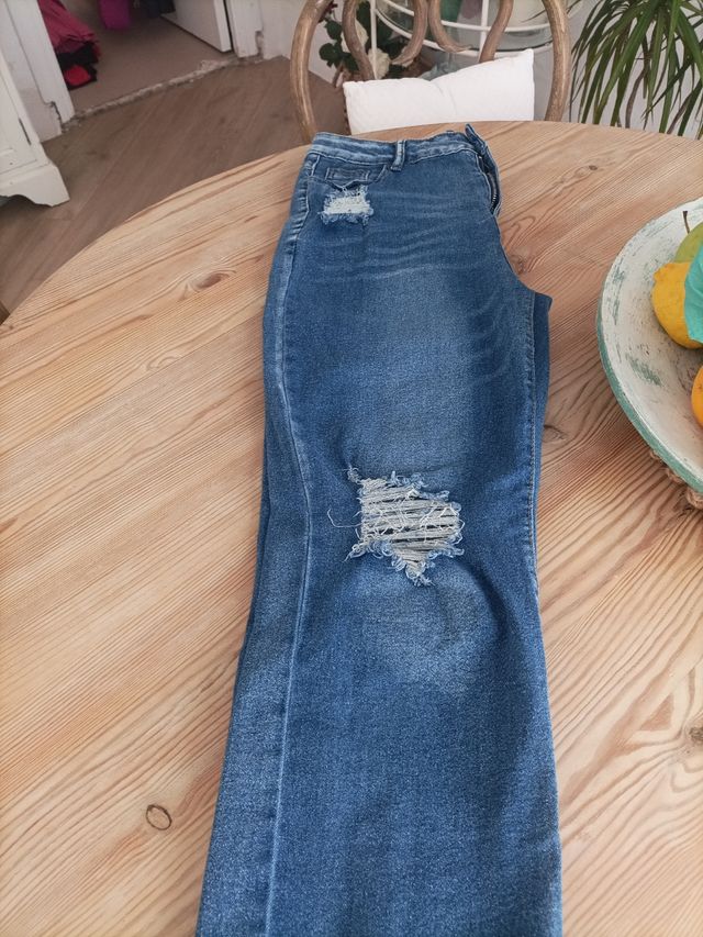 Jeans invecchiati mai indossati