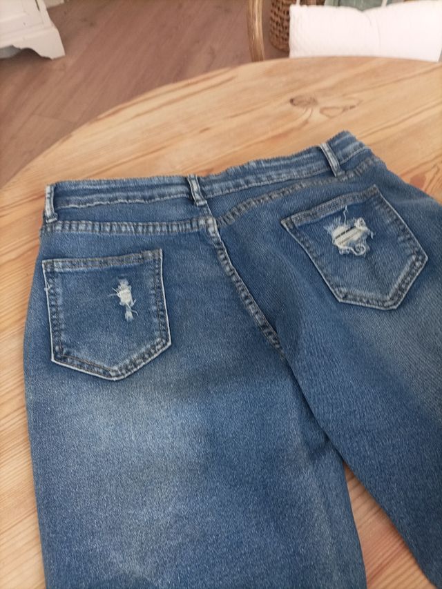 Jeans invecchiati mai indossati