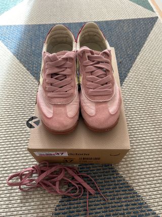 Zapatillas Victoria Saturno 
Serraje lavado. 