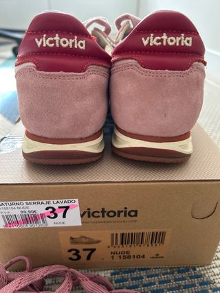 Zapatillas Victoria Saturno 
Serraje lavado. 
