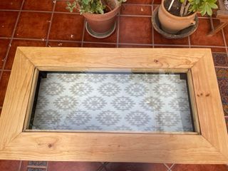 Mesa de centro madera pino con centro de cristal.