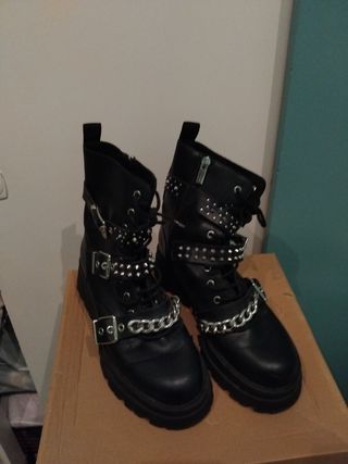 Botas negras con cadenas y hebillas