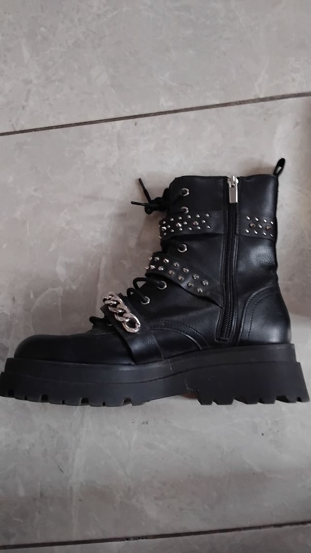 Botas negras con cadenas y hebillas