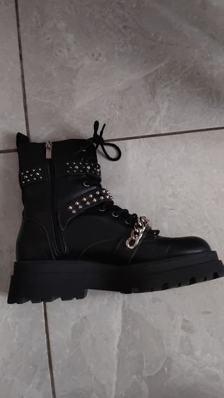 Botas negras con cadenas y hebillas