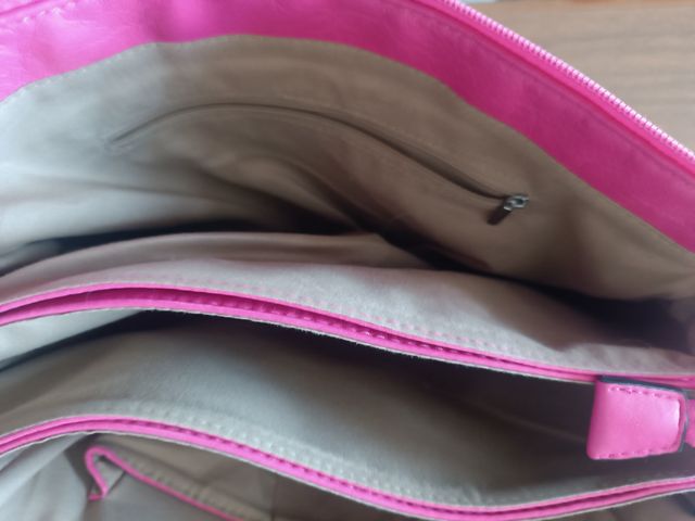 Borsa a mano fucsia con catena