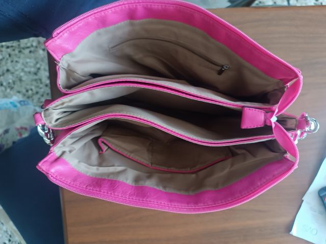 Borsa a mano fucsia con catena