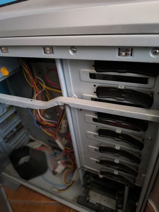 Torre PC Vacía con Fuente de Alimentación