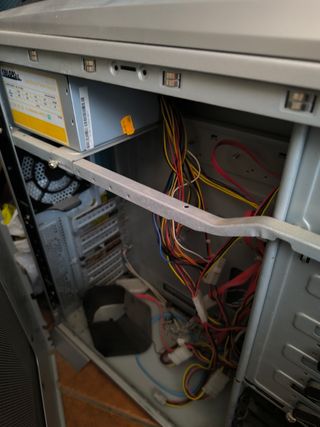 Torre PC Vacía con Fuente de Alimentación