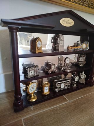 Lote de relojes decorativos con expositor