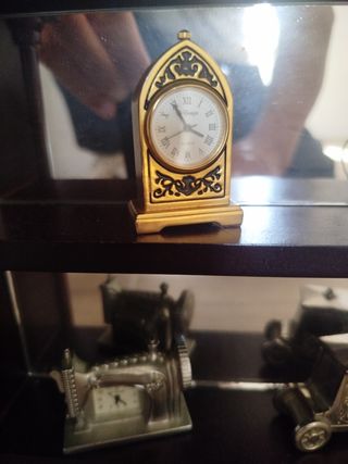 Lote de relojes decorativos con expositor