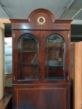 Vitrina de madera y cristal