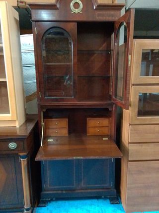 Vitrina de madera y cristal