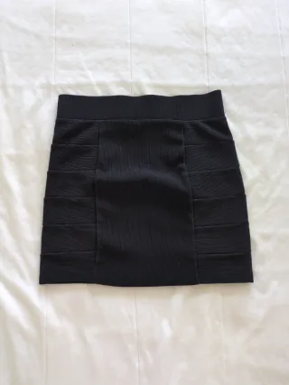 Falda negra ajustada con tablitas