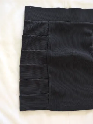 Falda negra ajustada con tablitas