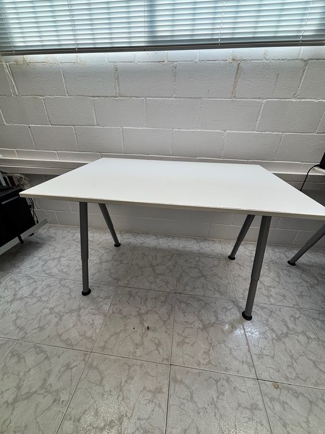 Mesa blanca patas regulables