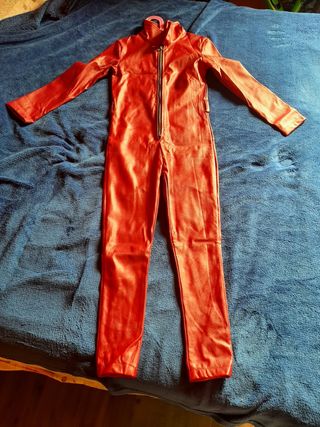 Mono de cuero rojo