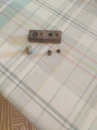 Pesas de báscula antiguas de madera