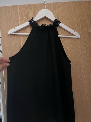 Blusa negra halter con encaje