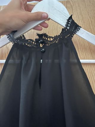 Blusa negra halter con encaje