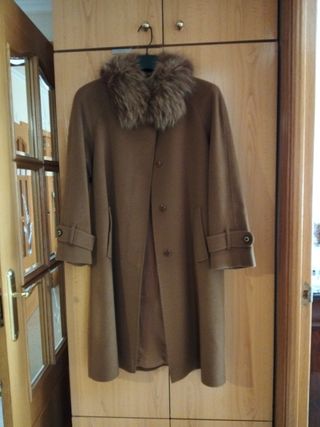 Abrigo marrón con cuello de pelo