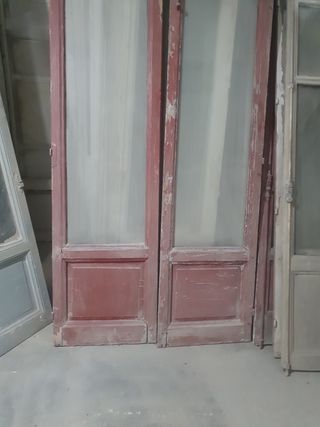 Puertas antiguas de madera con cristal