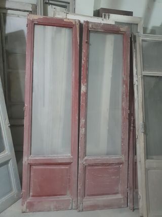 Puertas antiguas de madera con cristal