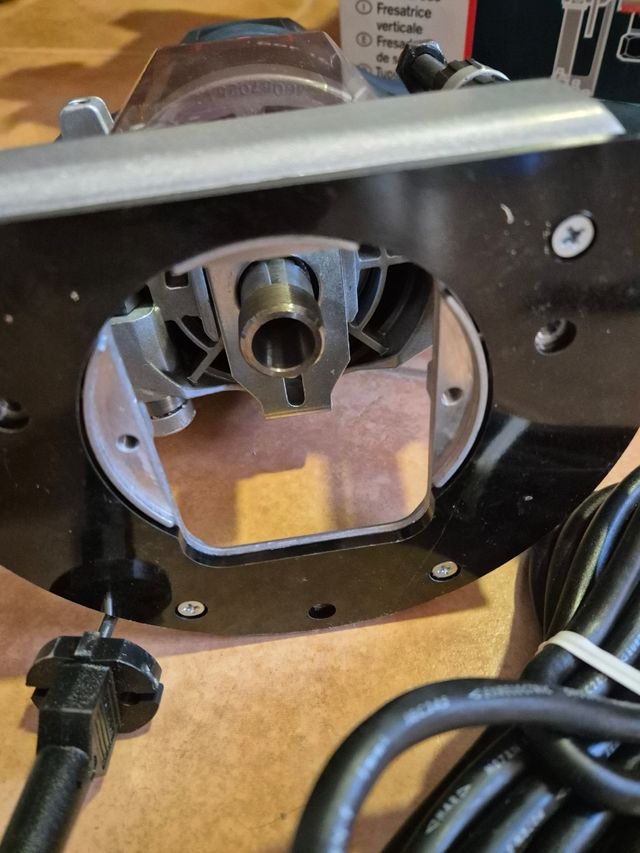 Fresadora Bosch GOF 1600 A - Nueva