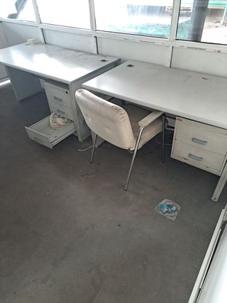Mesa de oficina metálica 