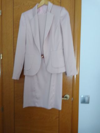 Vestido y chaqueta rosa