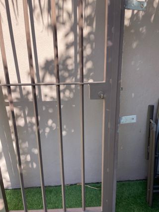 Puerta de reja con cerradura