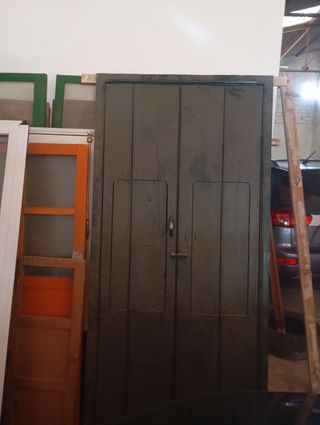 Puerta doble madera con postigo